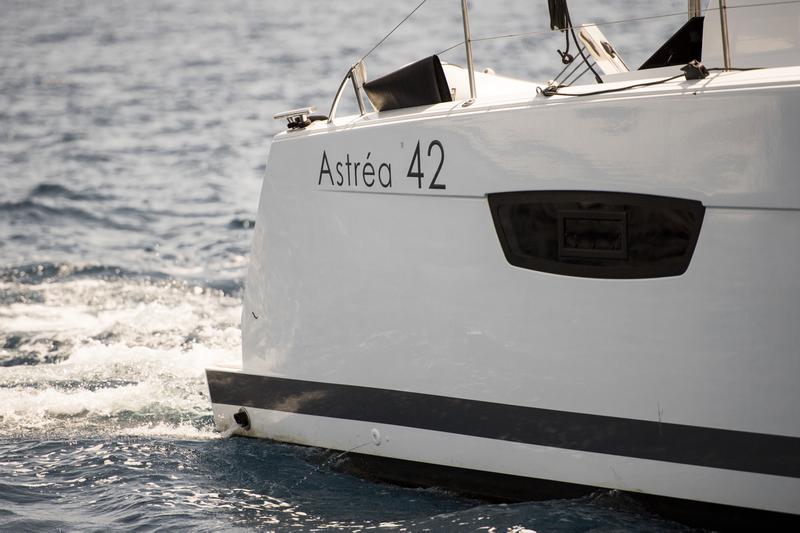 Book yachts online - catamaran - Fountaine Pajot Astréa 42 - Astrea (watermaker+generator) - rent