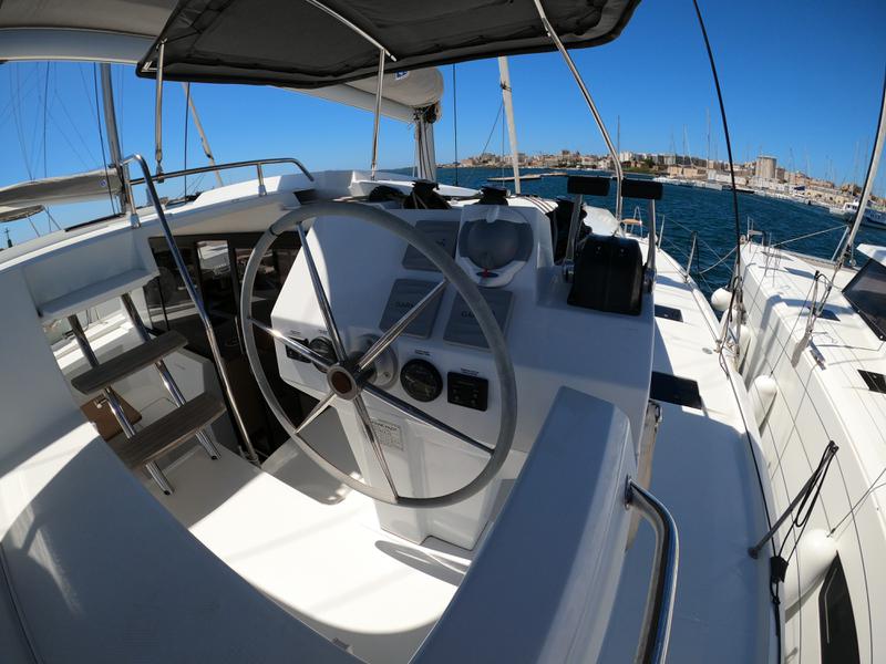 Book yachts online - catamaran - Fountaine Pajot Astréa 42 - Astrea (watermaker+generator) - rent