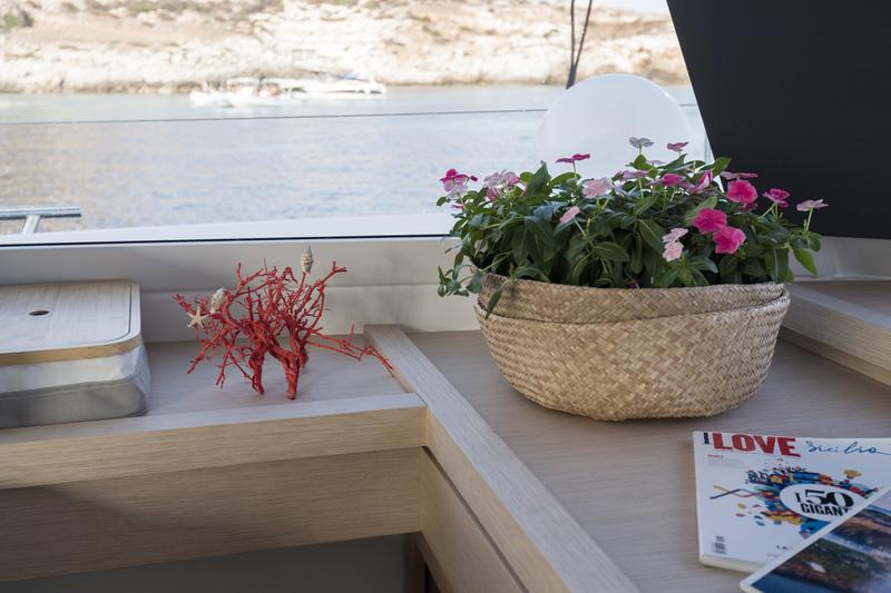 Book yachts online - catamaran - Fountaine Pajot Saona 47 - Saona (Ac in all cabins+Wm+Gen+Bbq) - rent