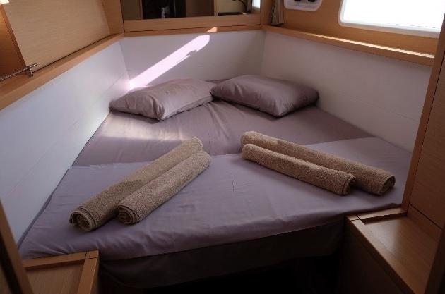 Book yachts online - catamaran - Lagoon 450 Crewed - Iris IV - rent