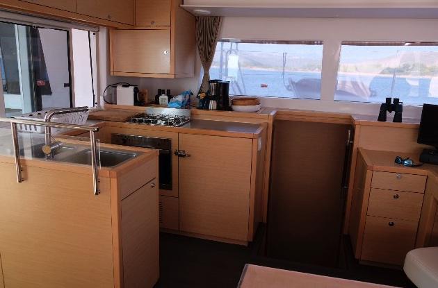 Book yachts online - catamaran - Lagoon 450 Crewed - Iris IV - rent