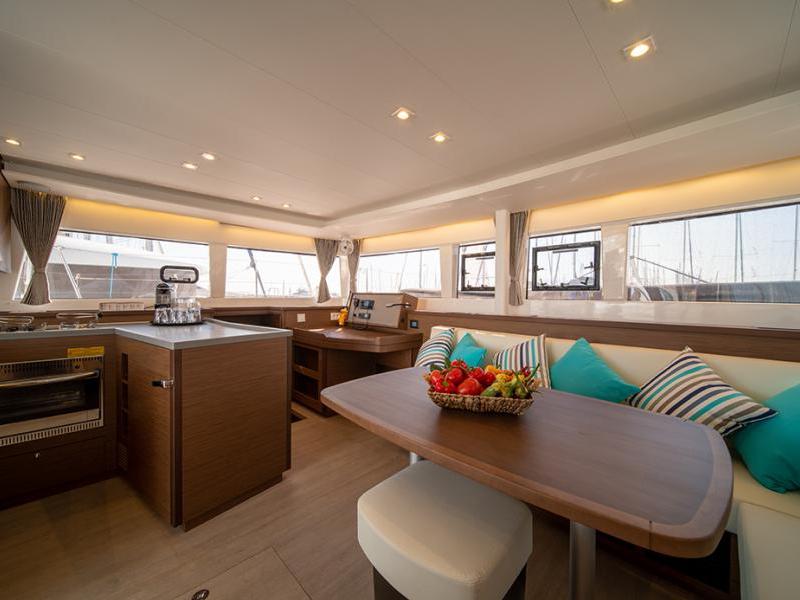 Book yachts online - catamaran - Lagoon 450  Flybridge - ANNIE (generator, air condition, water maker) - rent