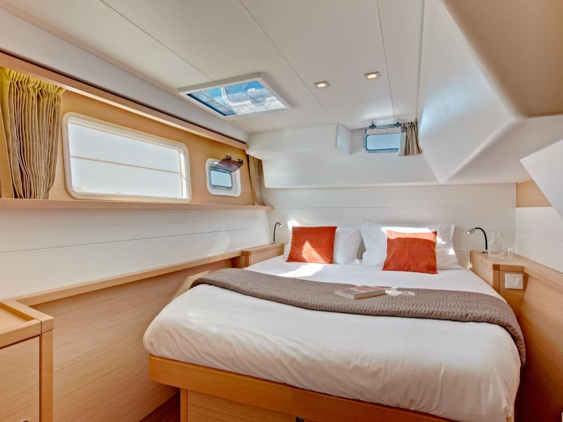 Book yachts online - catamaran - Lagoon 450  Flybridge - ZACAPA (generator, air condition, water maker) - rent