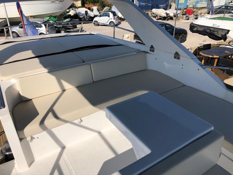 Book yachts online - motorboat - Yaretti 1910 - Royal  - rent