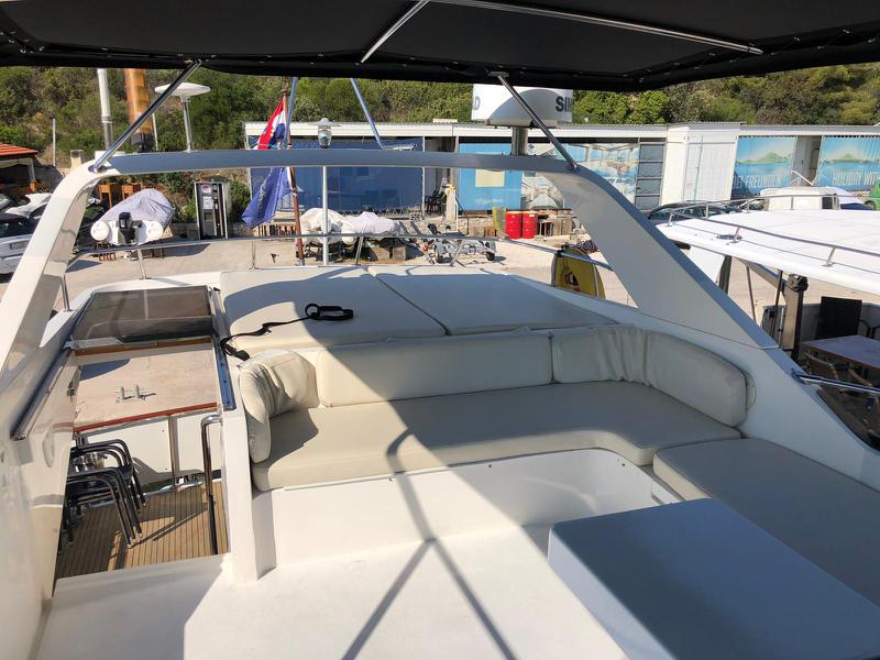 Book yachts online - motorboat - Yaretti 2110 - La Belle  - rent