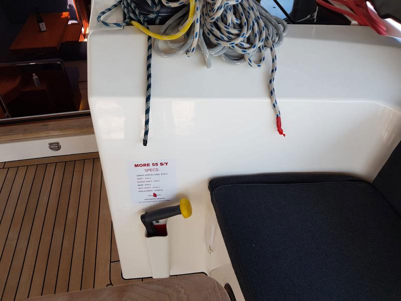 Book yachts online - sailboat - More 55 - SOLID WHITE - rent