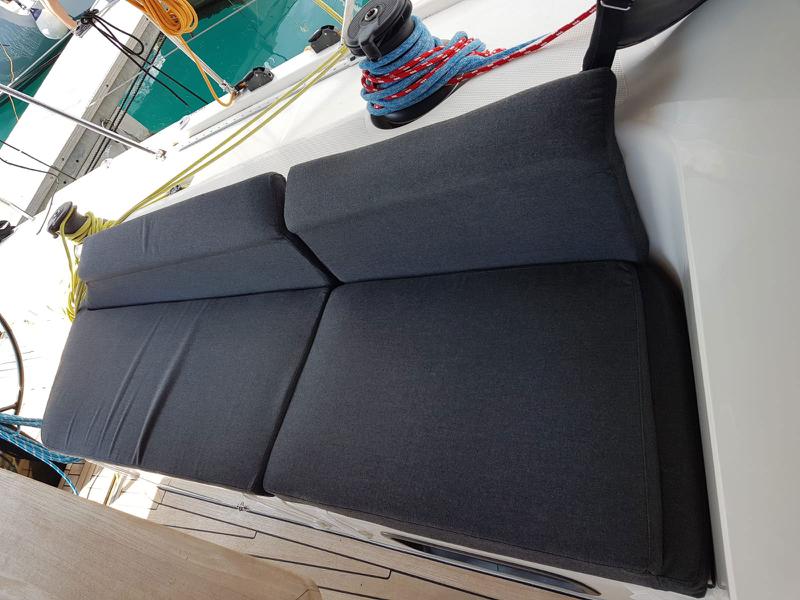 Book yachts online - sailboat - More 55 - SOLID WHITE - rent