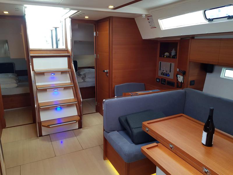 Book yachts online - sailboat - More 55 - SOLID WHITE - rent