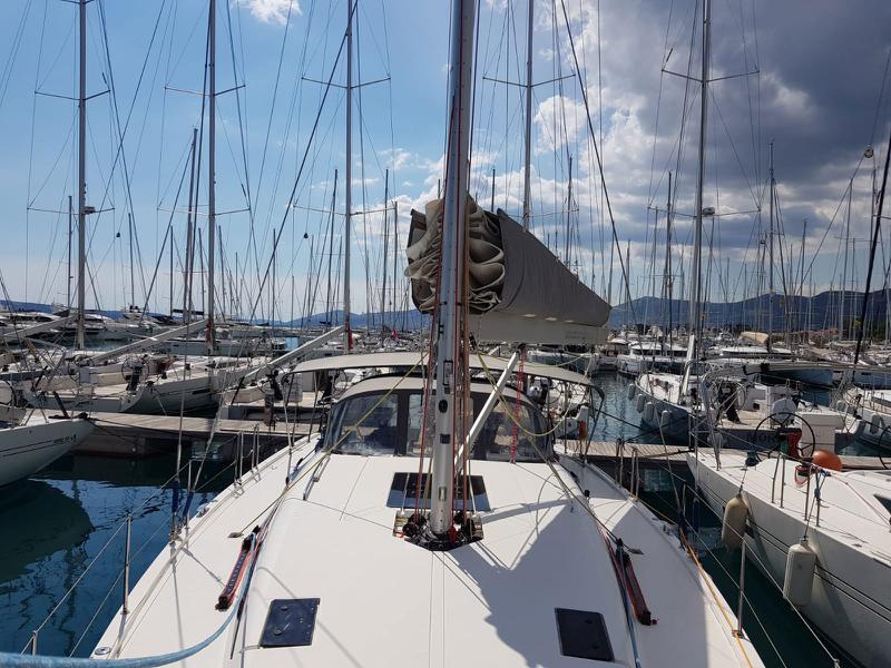 Book yachts online - sailboat - More 55 - SOLID WHITE - rent