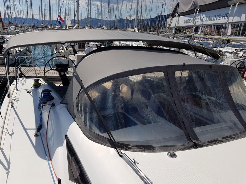 Book yachts online - sailboat - More 55 - SOLID WHITE - rent
