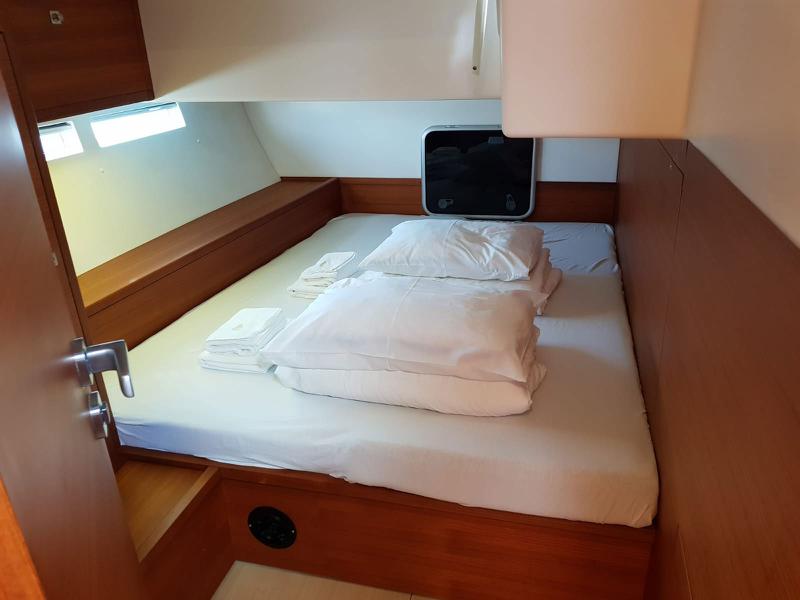 Book yachts online - sailboat - More 55 - SOLID WHITE - rent