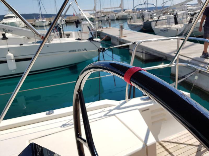 Book yachts online - sailboat - More 55 - SOLID WHITE - rent