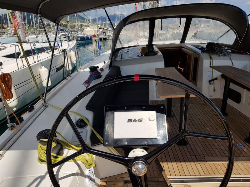 Book yachts online - sailboat - More 55 - SOLID WHITE - rent