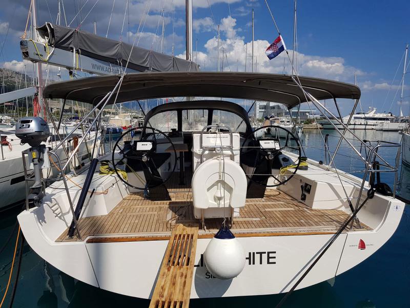 Book yachts online - sailboat - More 55 - SOLID WHITE - rent