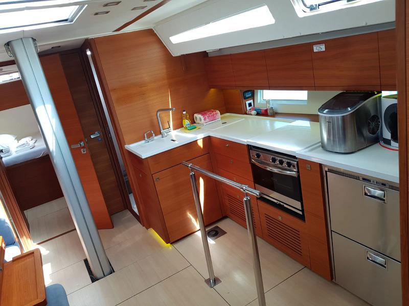 Book yachts online - sailboat - More 55 - SOLID WHITE - rent