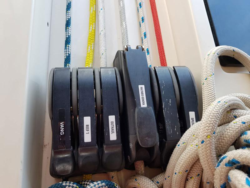 Book yachts online - sailboat - More 55 - SOLID WHITE - rent