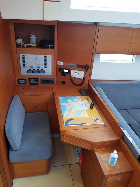 Book yachts online - sailboat - More 55 - SOLID WHITE - rent