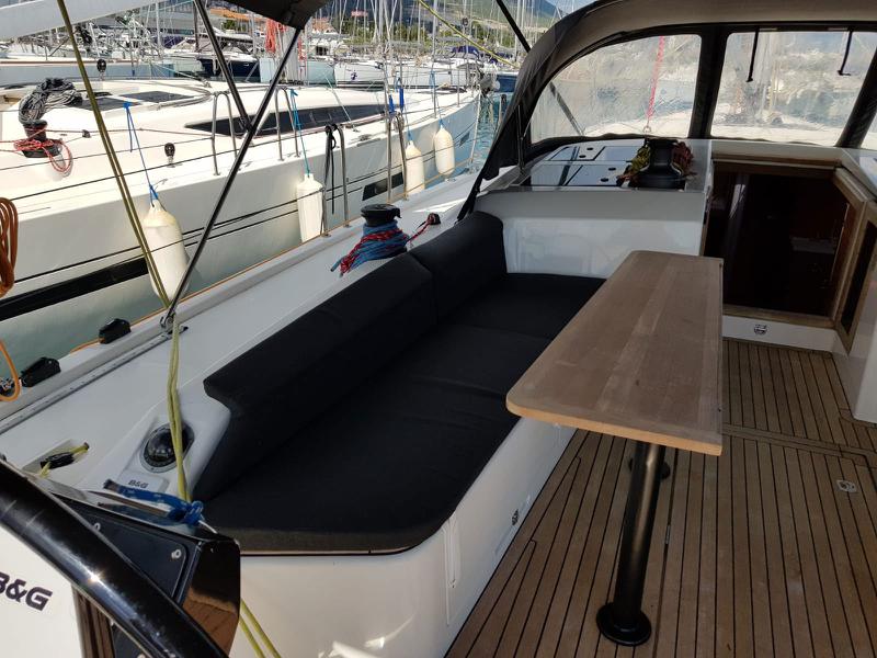 Book yachts online - sailboat - More 55 - SOLID WHITE - rent