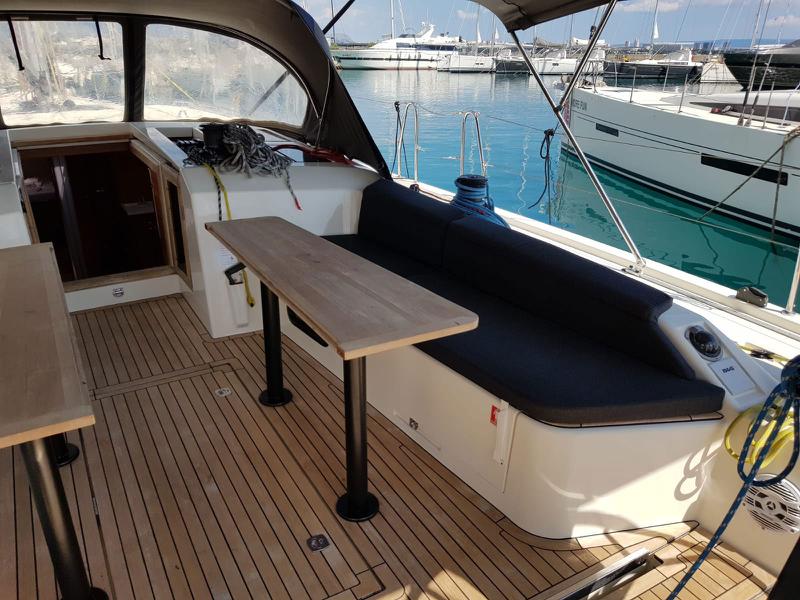 Book yachts online - sailboat - More 55 - SOLID WHITE - rent