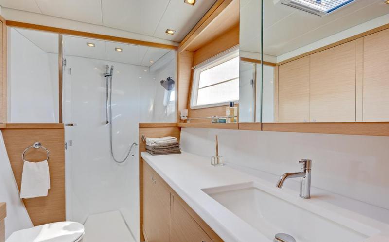 Book yachts online - catamaran - Lagoon 450  Flybridge - Lu Lu - rent