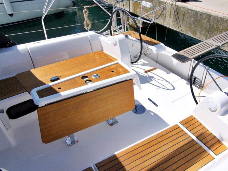 Book yachts online - sailboat - DUFOUR 382 BT - THELMA - rent
