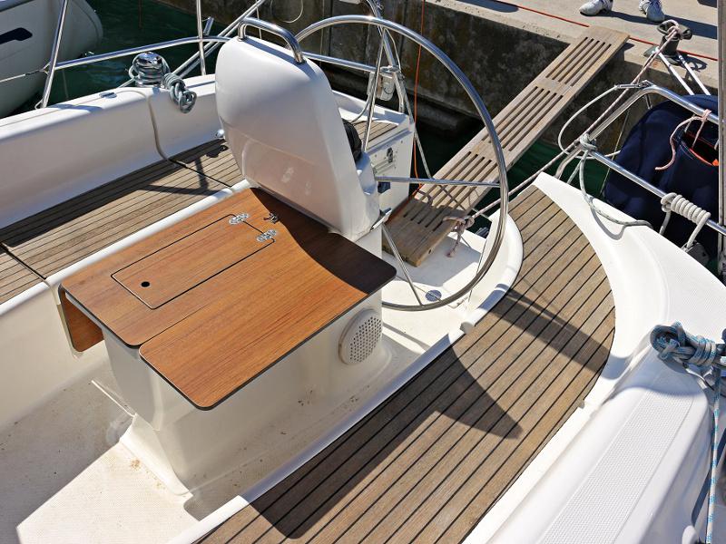 Book yachts online - sailboat - BAVARIA 33 C - MARA - rent