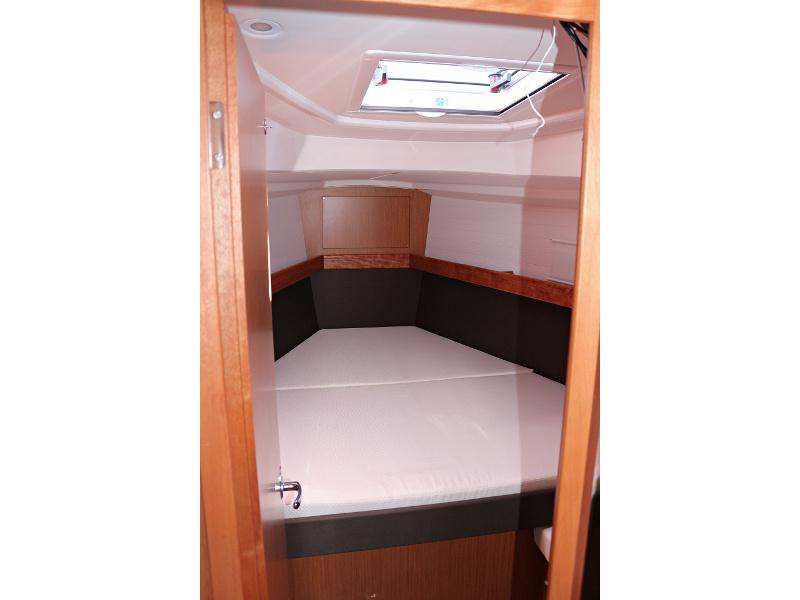 Book yachts online - sailboat - BAVARIA C 37 BT - JULIA - rent