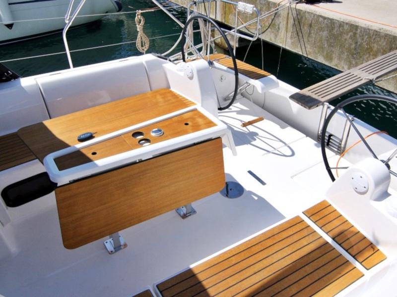 Book yachts online - sailboat - DUFOUR 382 BT - LOUISE - rent
