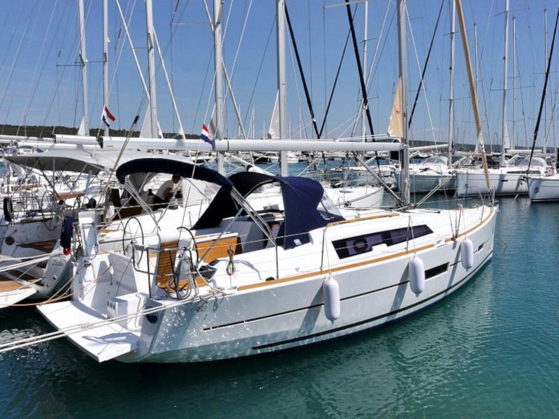 Book yachts online - sailboat - DUFOUR 382 BT - LOUISE - rent