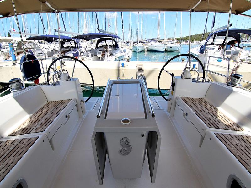 Book yachts online - sailboat - OCEANIS 45 BT - GOLDEN DREAMS - rent