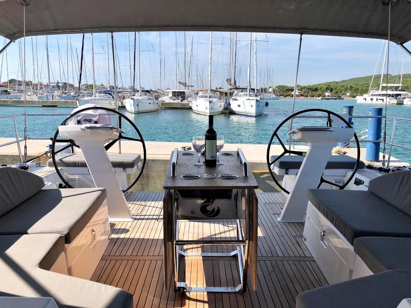 Book yachts online - sailboat - OCEANIS 51.1 BT (20) - PEARL DREAMS - rent