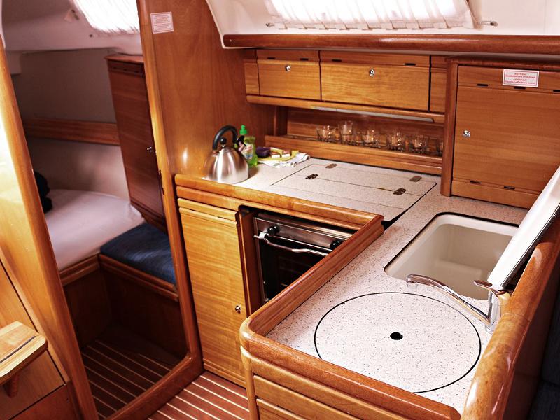 Book yachts online - sailboat - BAVARIA 33 C - MANDA - rent