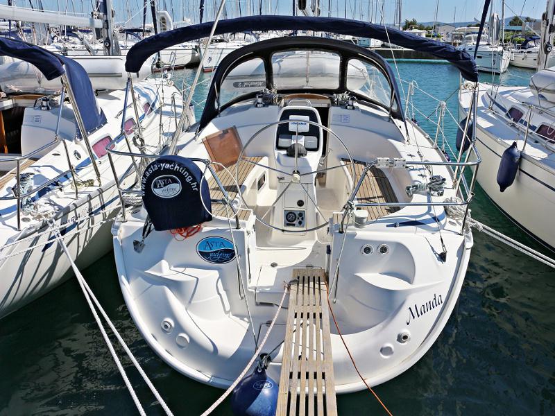 Book yachts online - sailboat - BAVARIA 33 C - MANDA - rent