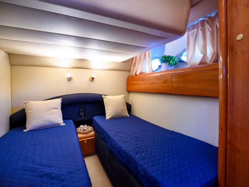 Book yachts online - motorboat - Princess V55 - Mery Rose - rent