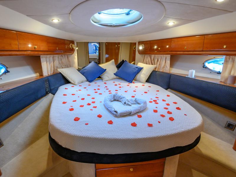 Book yachts online - motorboat - Princess V55 - Mery Rose - rent