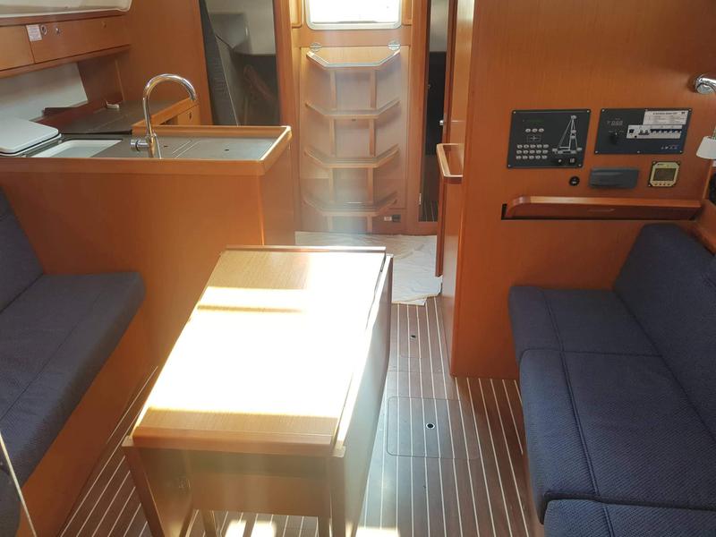 Book yachts online - sailboat - Bavaria 37 Cruiser - Nenemia - rent