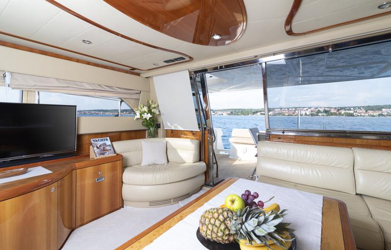 Book yachts online - motorboat - Ferretti 590 - Stina - rent