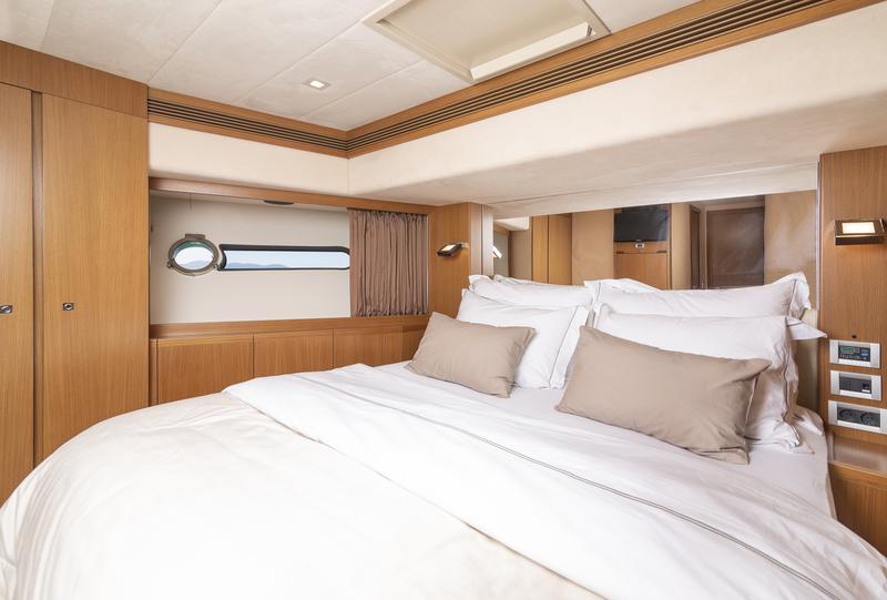 Book yachts online - motorboat - Ferretti 780 - Tesoro - rent