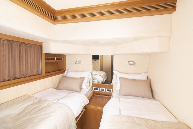 Book yachts online - motorboat - Ferretti 780 - Tesoro - rent