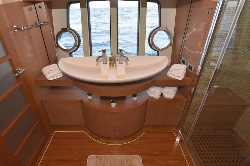 Book yachts online - motorboat - Ferretti 780 - Tesoro - rent