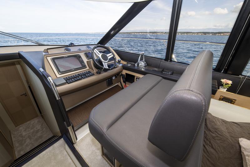 Book yachts online - motorboat - Prestige 550 Fly - Floria - rent