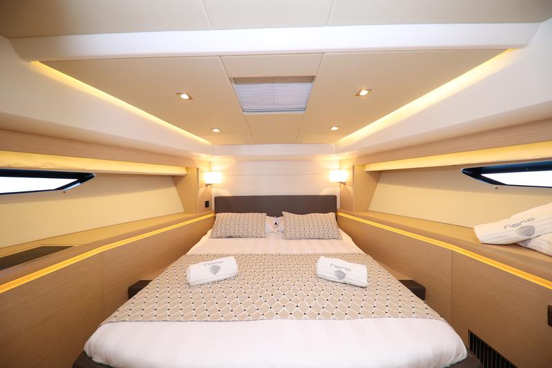 Book yachts online - motorboat - Prestige 550 Fly - Floria - rent