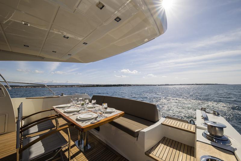 Book yachts online - motorboat - Prestige 550 Fly - Floria - rent