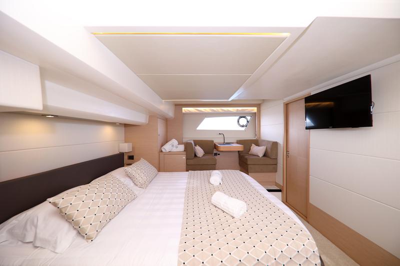 Book yachts online - motorboat - Prestige 550 Fly - Floria - rent
