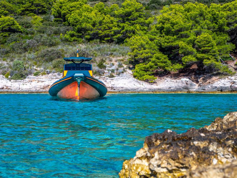 Book yachts online - motorboat - Veli 10 - THUNDER only SKIPPERED - rent