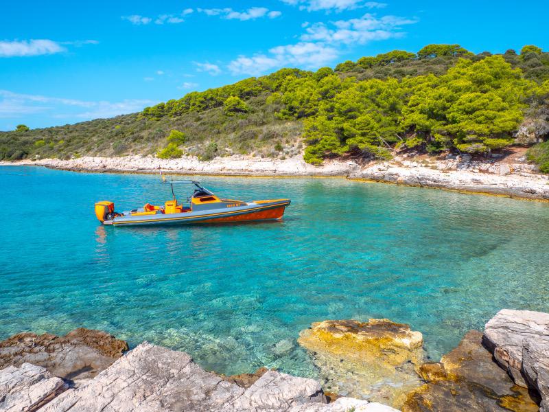 Book yachts online - motorboat - Veli 10 - THUNDER only SKIPPERED - rent