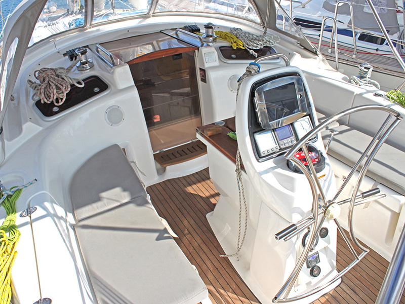 Book yachts online - sailboat - Bavaria 37 Cruiser - Nestor - rent