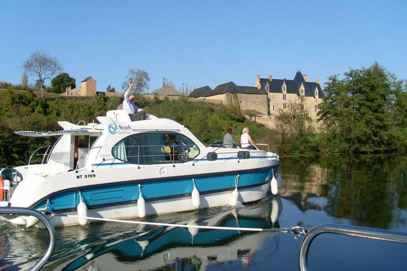 Book yachts online - motorboat - Estivale Quattro - SULLY FR - rent
