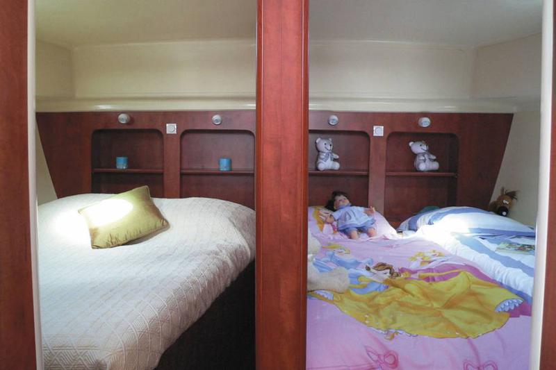 Book yachts online - motorboat - Estivale Quattro - SULLY FR - rent