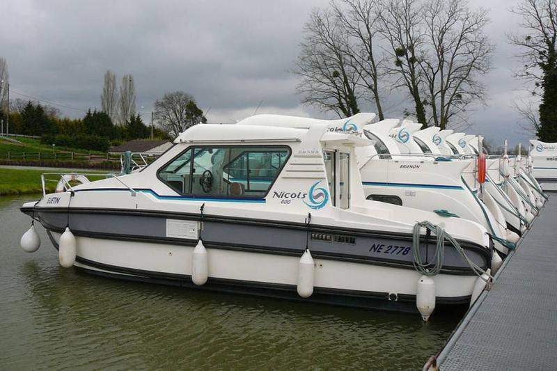 Book yachts online - motorboat - Sedan 800 - GUETIN FR - rent